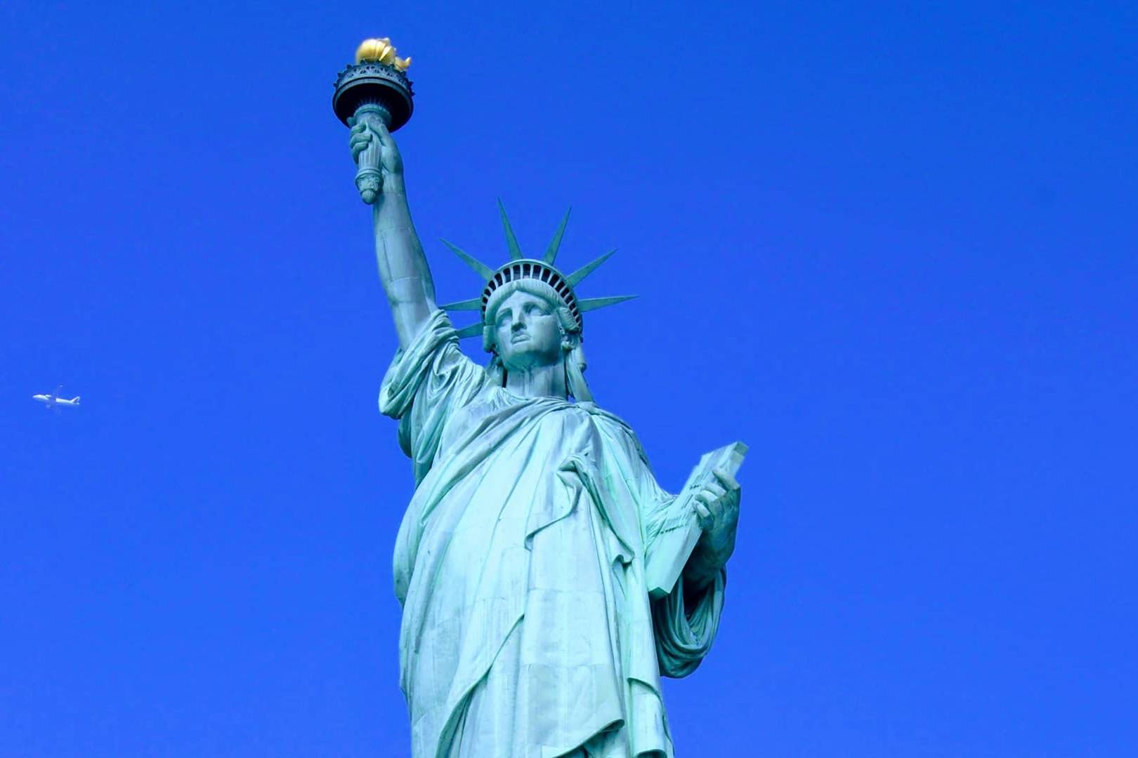 a statue of liberty in new york